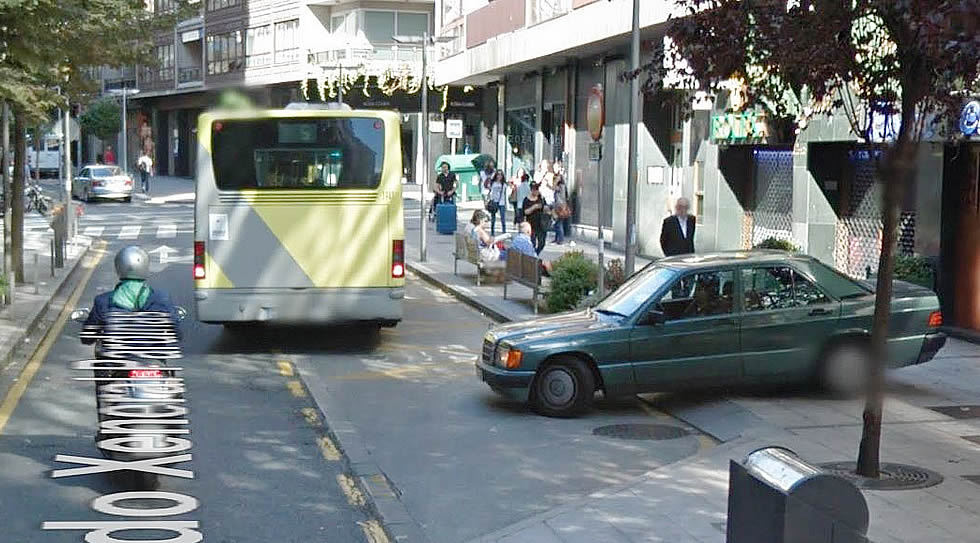 Rosario Porto, cazada por Street View saliendo del domicilio de Xeneral Pardiñas en septiembre del 2013